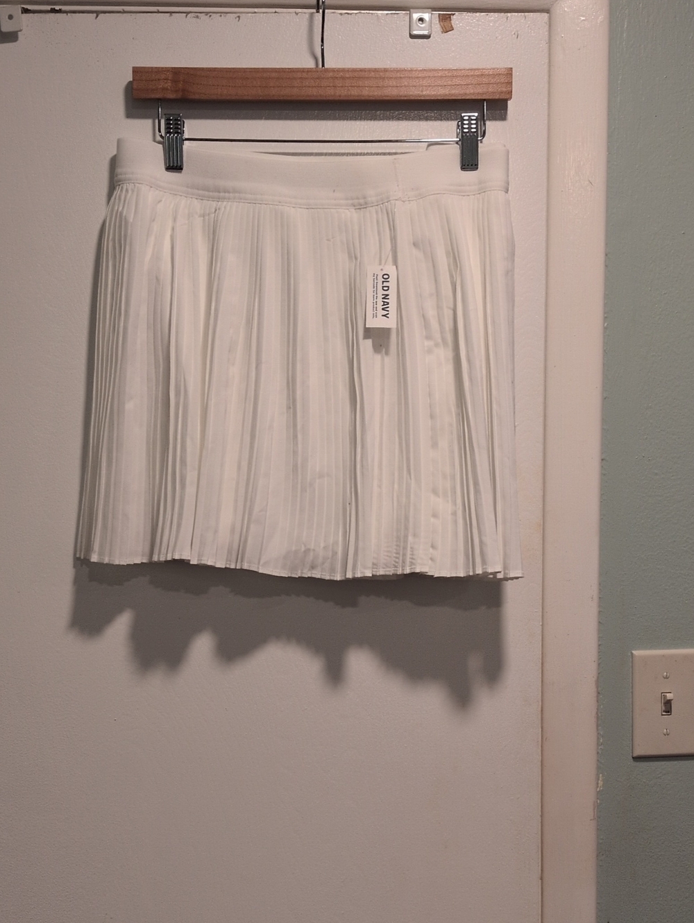 Old Navy White Pleated Skort